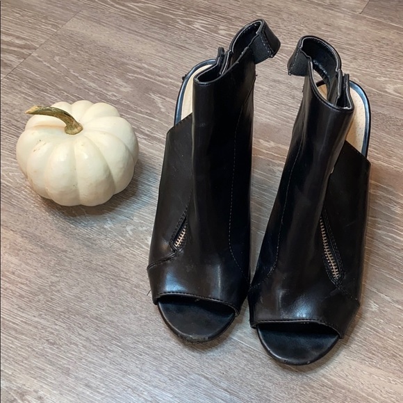 JustFab Jedalia Peep Toe Leather Sandal Heel - Picture 3 of 7